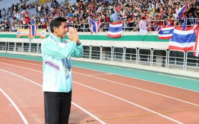 HLV Kiatisuk vẫn cay cú quả phạt đền khiến Thái Lan thua Hàn Quốc