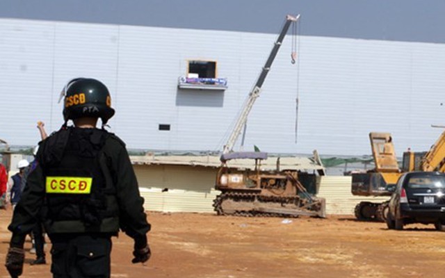 Hỗn chiến tại nhà máy Samsung: 20 cảnh sát cơ động được huy động