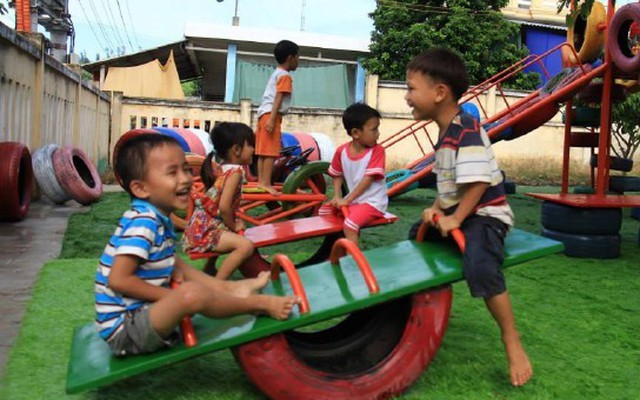 8x Việt tạo sân chơi độc đáo cho trẻ từ đồ phế thải
