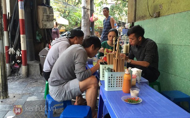 Sao tuyển Việt Nam "tẩm bổ" bằng phở vỉa hè Hà Nội