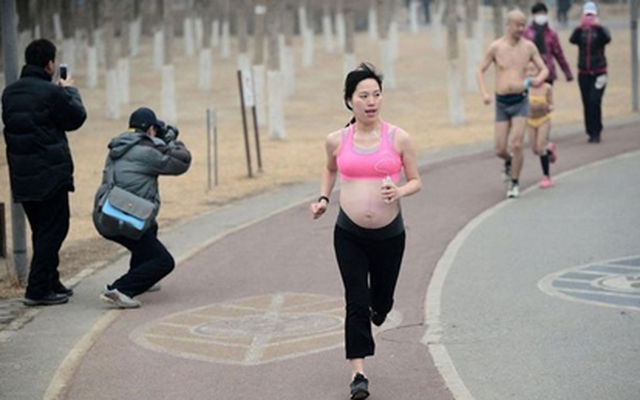 Sắp đẻ vẫn thi chạy marathon