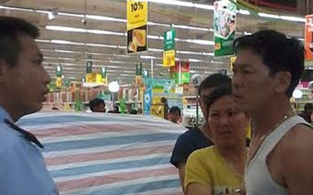 Gặp phải bảo vệ côn đồ, khách hàng... ôm mặt vào viện