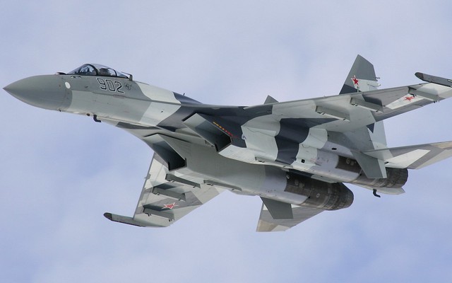 Chiến đấu cơ Su-35S Nga vượt trội F-22 Mỹ ở điểm nào?