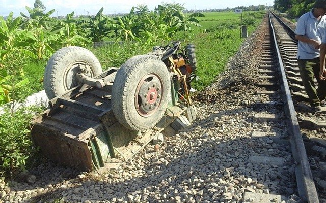 Tàu Thống Nhất dừng khẩn cấp sau khi tông bay chiếc công nông