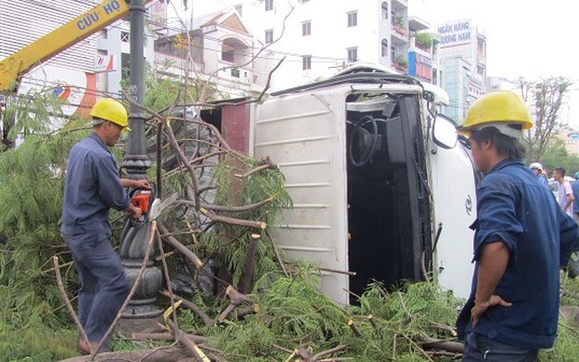 Ô tô tông bật gốc cây lớn, tài xế mắc kẹt trong cabin