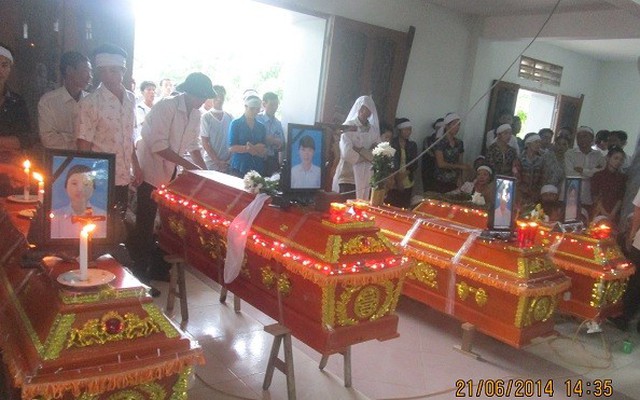 Ám ảnh 4 chiếc quan tài đặt cạnh nhau trong đại tang ở Hà Tĩnh