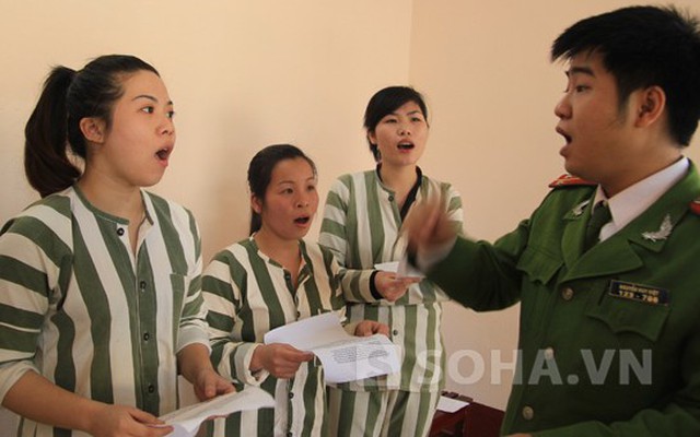 Phạm nhân trong trại giam say sưa hát chào Xuân
