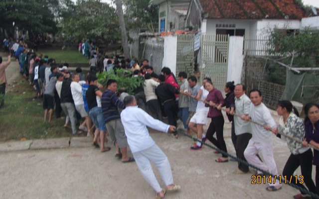 Nghệ An: Cả làng dùng dây thừng kéo tàu cá bị chìm trên biển vào bờ