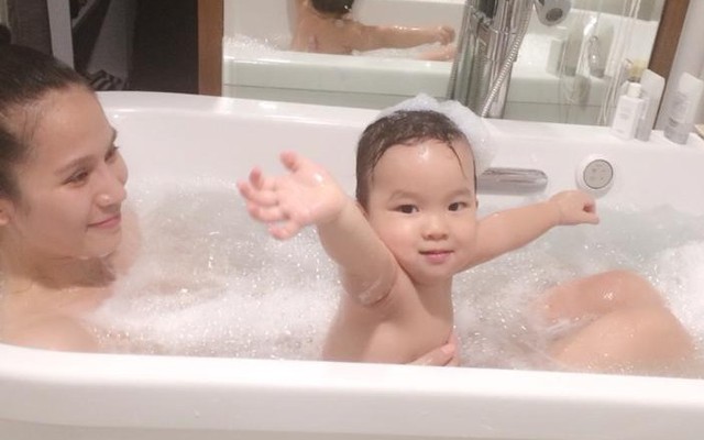 Con trai siêu mẫu Thái Hà đáng yêu khi được tắm cùng mẹ