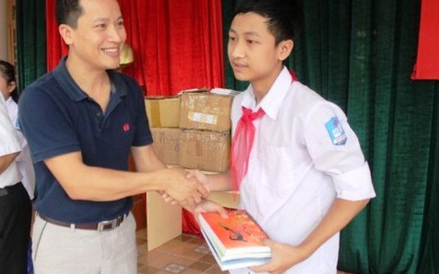 Soha News trao tặng tủ sách cho học sinh nghèo Bột Xuyên