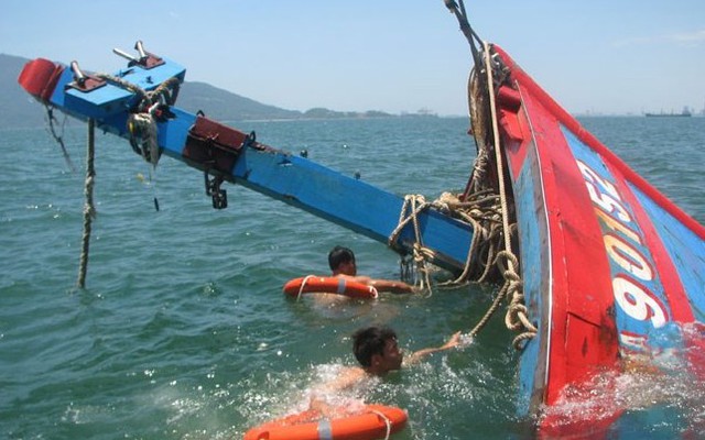 Nổ tàu cá trên biển gần đảo Phú Quý, ba thuyền viên mất tích