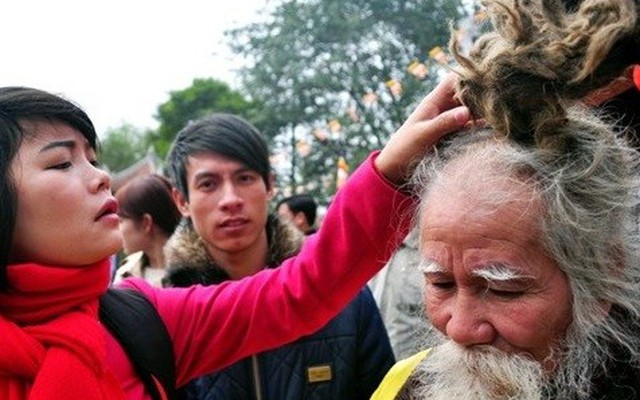 "Dị nhân tóc rồng" kiếm bộn tiền mừng tuổi ở hội Lim
