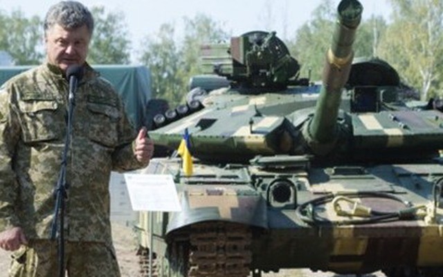 100 xe tăng và máy bay rầm rộ theo tổng thống Ukraine đến miền Đông