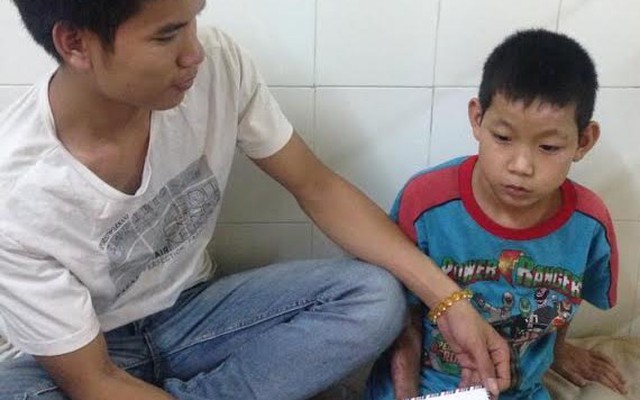 Trao tặng gần 10 triệu đồng cho em bé cụt chân ở Huế
