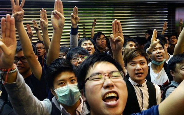 Hiệp hội Sinh viên Hong Kong bắt đầu bao vây trụ sở chính quyền