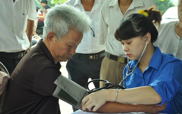 Hơn 300 người dân Bột Xuyên được khám bệnh, cấp thuốc miễn phí