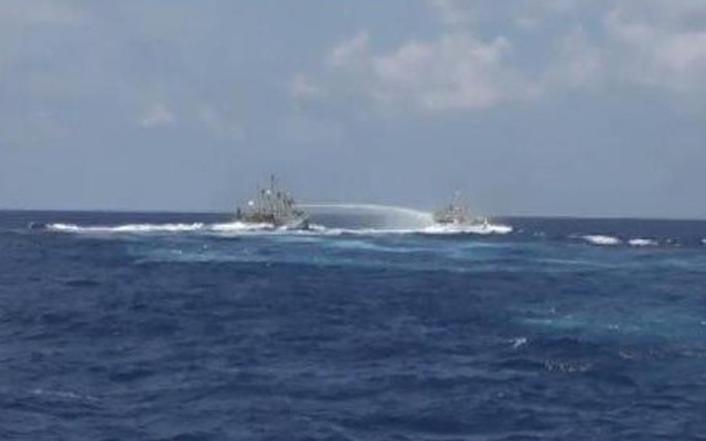 Clip tàu Trung Quốc dùng vòi rồng bắn vào tàu kiểm ngư Việt Nam