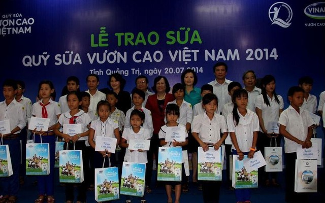 Quỹ sữa "Vươn cao Việt Nam" đến với trẻ em Quảng Trị