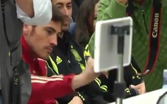 Kỹ năng móc túi dở tệ của Iker Casillas