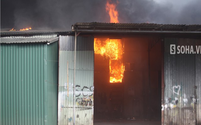 Chùm ảnh, clip: Cháy kinh hoàng tại kho hàng công ty Diana