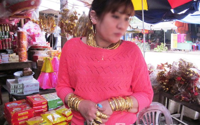 Một phụ nữ Thanh Hóa đeo cả trăm cây vàng ngồi bán hàng mã