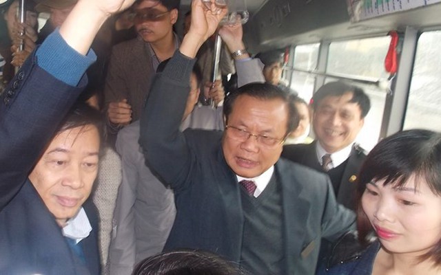 Bí thư Hà Nội đứng mưa chờ xe buýt