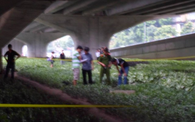 Hà Nội: Phát hiện xác chết bí ẩn dưới hố nước ở gầm cầu