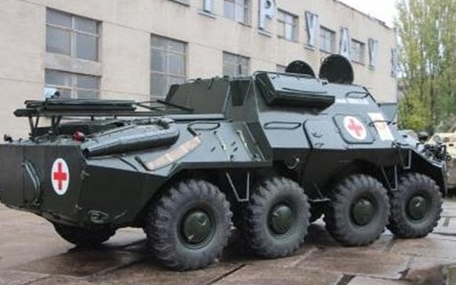 Ukraine nhận xe cứu thương mới, băng lửa đạn cứu binh sĩ