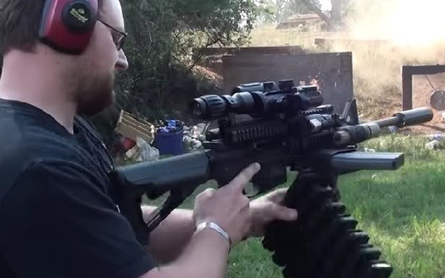 Xem súng trường AR-15 trổ tài bắn hàng trăm viên một phút