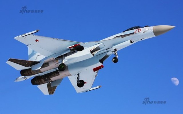 Tiêm kích Su-35S lần đầu duyệt binh Ngày Chiến thắng