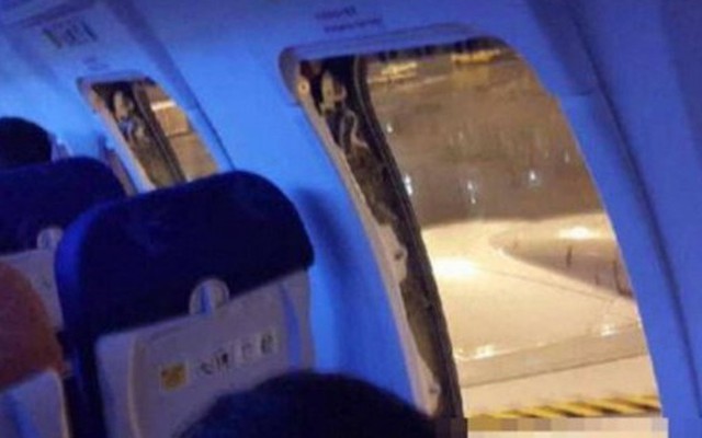 Khách Trung Quốc mở cửa thoát hiểm khi máy bay đang cất cánh
