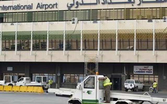 Máy bay chở 154 khách bị trúng đạn ở sân bay Baghdad