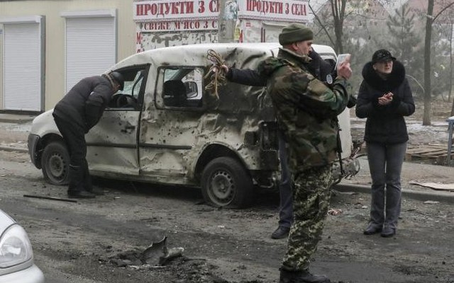 Xe chở tướng Nga "hứng" đạn pháo ở đông Ukraine