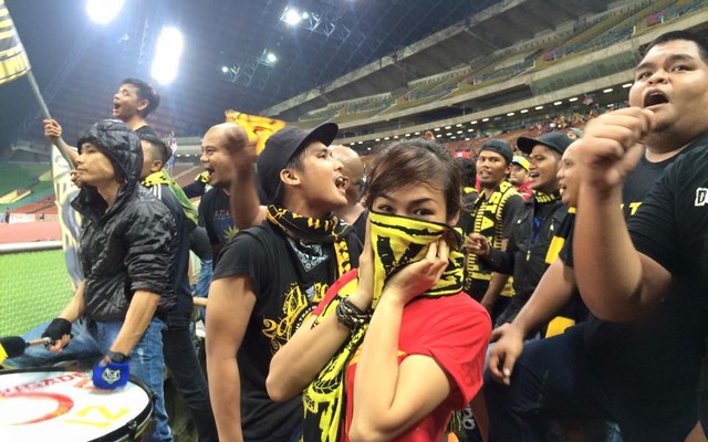 Bóng hồng Việt bị Ultras Malaysia “quây” kín, “tạm giữ” đến khuya