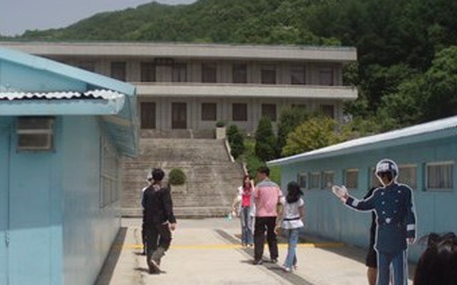 Triều Tiên cho 35 phụ nữ quốc tế vào DMZ