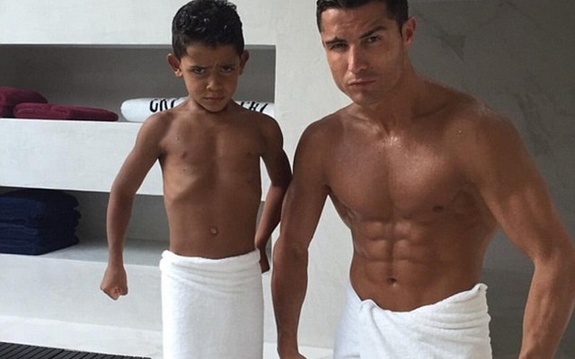 Cris Ronaldo và con trai “tự sướng” cực ngầu