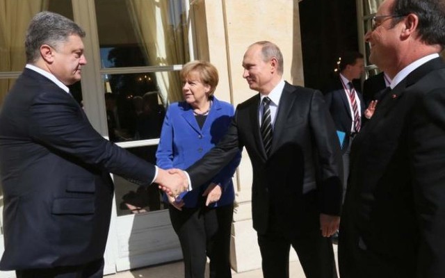 Poroshenko xả giận vì không "xóa sổ" được cái bắt tay với Putin?
