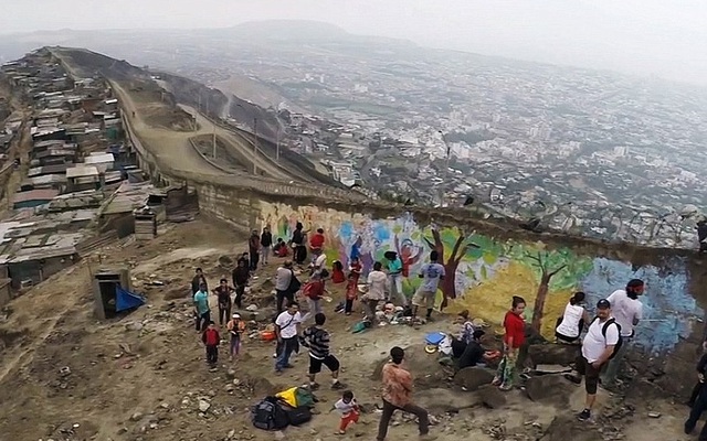 "Bức tường ô nhục" ngăn cách hai thế giới gây phẫn nộ ở Peru