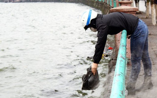 Sông, hồ thành "bãi rác" vì phóng sinh cá chép cho Táo quân