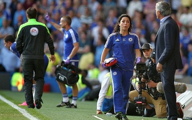 Nữ bác sĩ xinh đẹp của Chelsea phản pháo HLV Mourinho