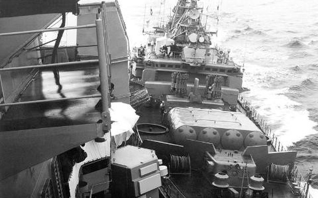 Vì sao chiến hạm Liên Xô đâm tàu Mỹ trên Biển Đen?