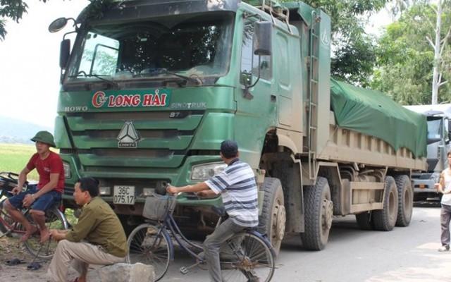 Dân mang đá hộc chặn xe quá tải, báo CSGT đến xử phạt
