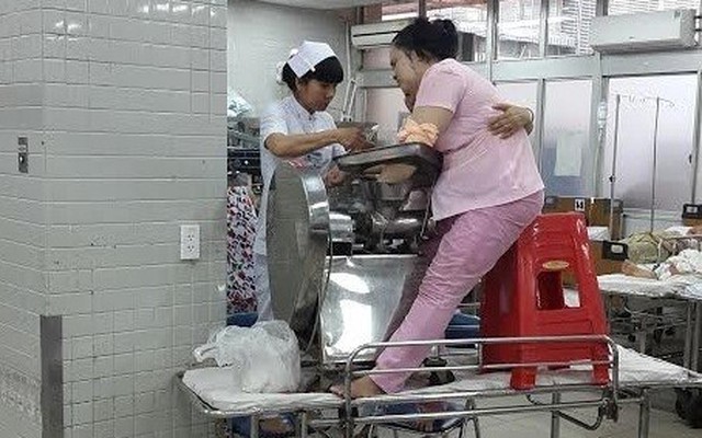 Mang bàn tay kẹt trong máy xay thịt đến bệnh viện