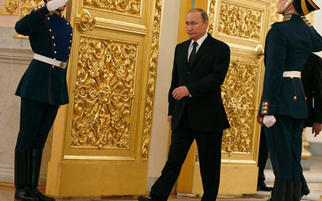 Giải mã dáng đi "bất thường" của ông Putin