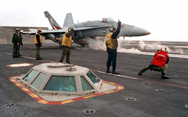 Hệ thống phóng máy bay trên hạm hoạt động thế nào?