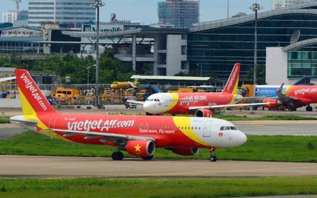 Máy bay Vietjet ngừng bay vì va vào chim