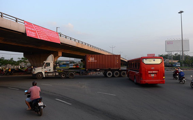 Cấm xe tải nặng trên quốc lộ 1, tài xế lúng túng