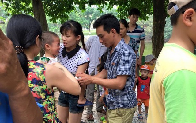 Bé trai bị khỉ cắn rách tay ở vườn thú Hà Nội