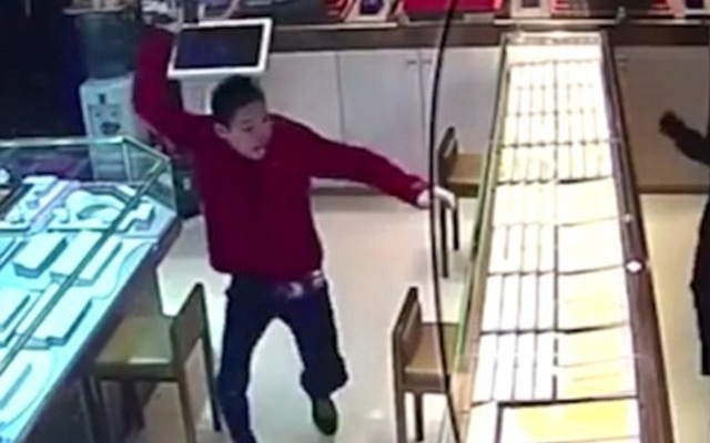 Nghẹt thở chàng trai liều mạng bắt kẻ cướp cửa hàng vàng