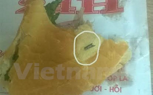 Đà Lạt: Cắn phải dao lam trong bánh mì của chuỗi cửa hàng 24h